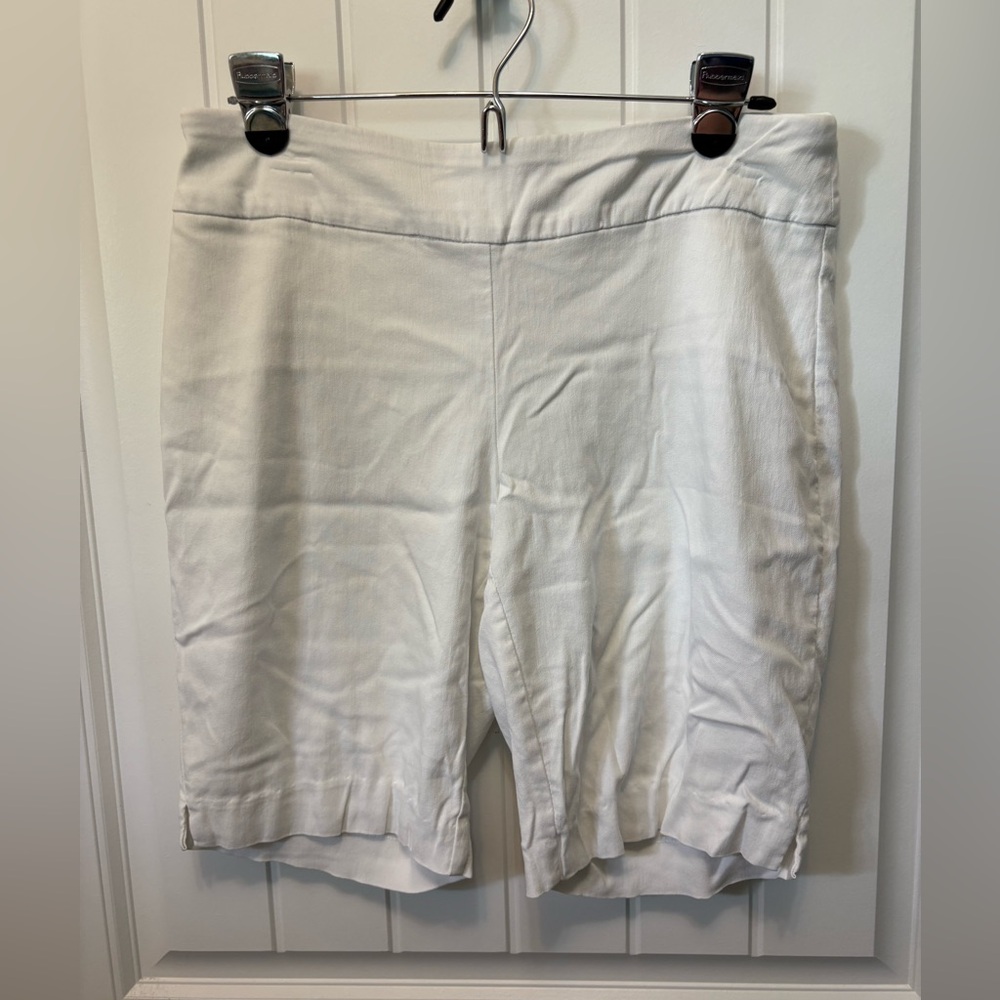 Counterparts Women's petite White Shorts. Size 6P. No pockets.